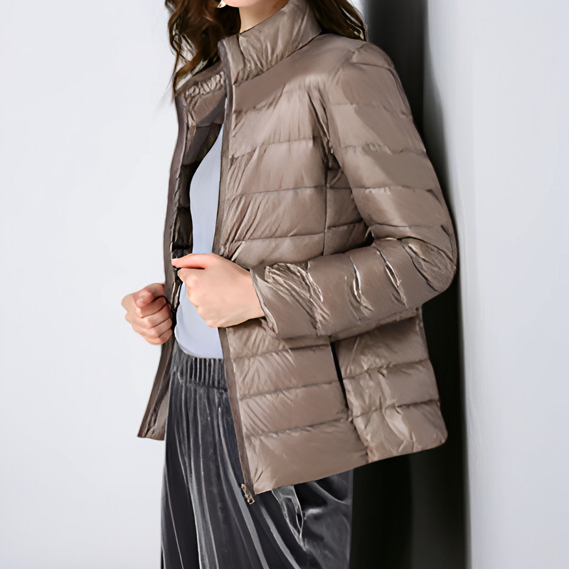 女性用ダウンジャケットは軽量です