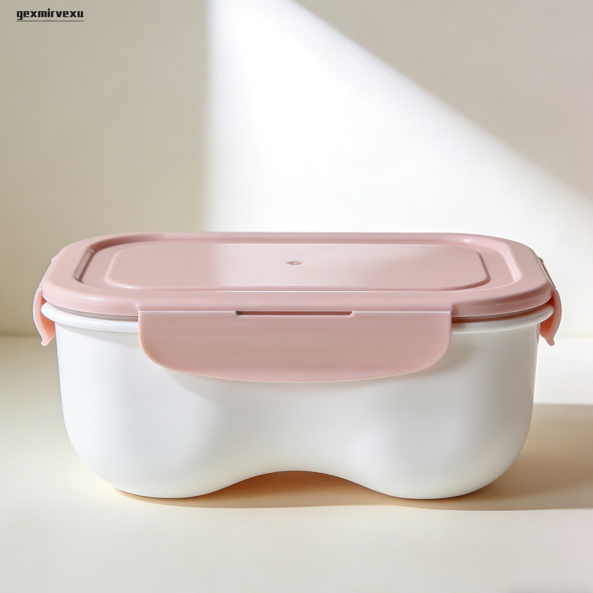 냉장고에 보관된 신선보관 용기 세트