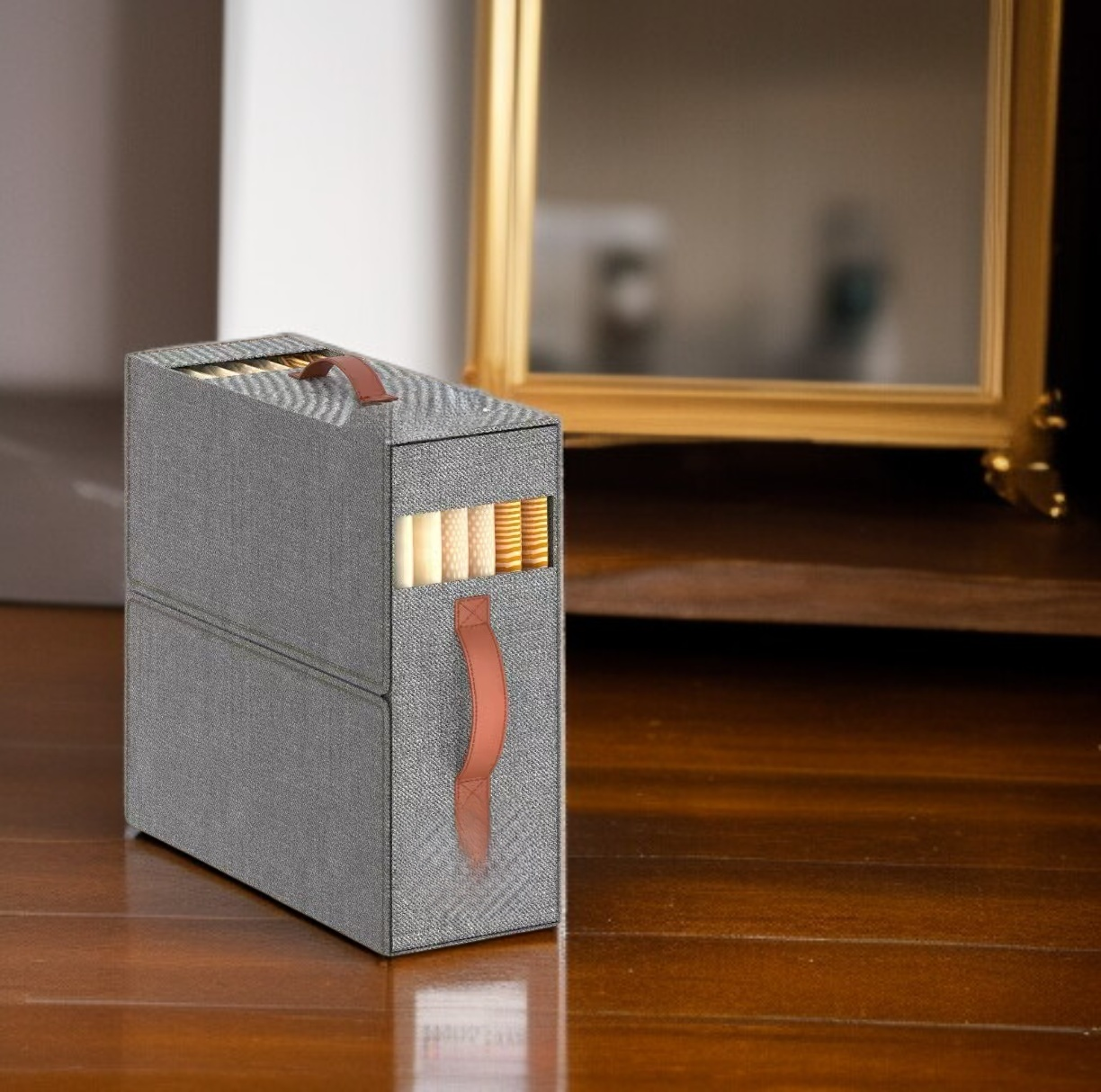 수납함에 옷과 이불을 정리하는 모습