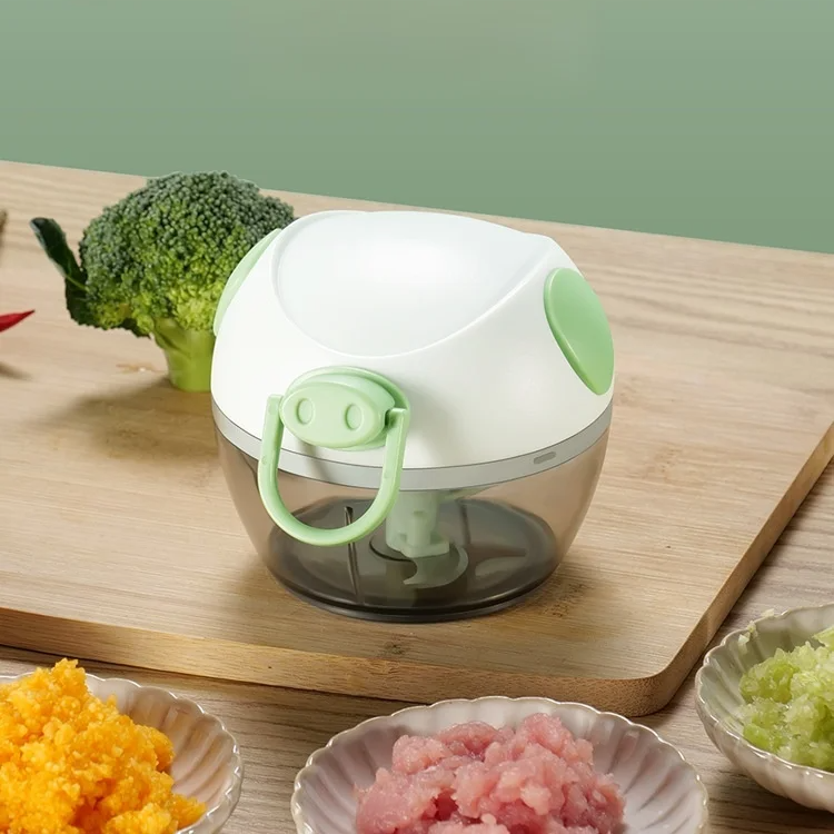 Picadora de ajo portátil mini en uso en la cocina