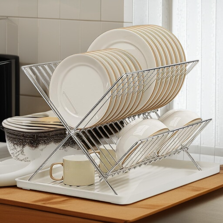 식기류 정리한 주방 선반