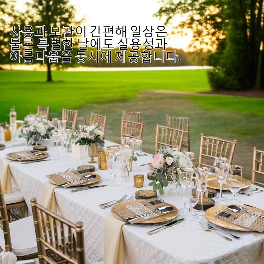 테이블 위에 놓인 삼베 레이스 커트러리 주머니