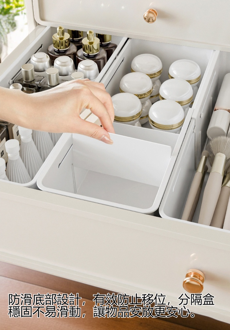 抽屜內部使用可伸縮收納盒分類文具
