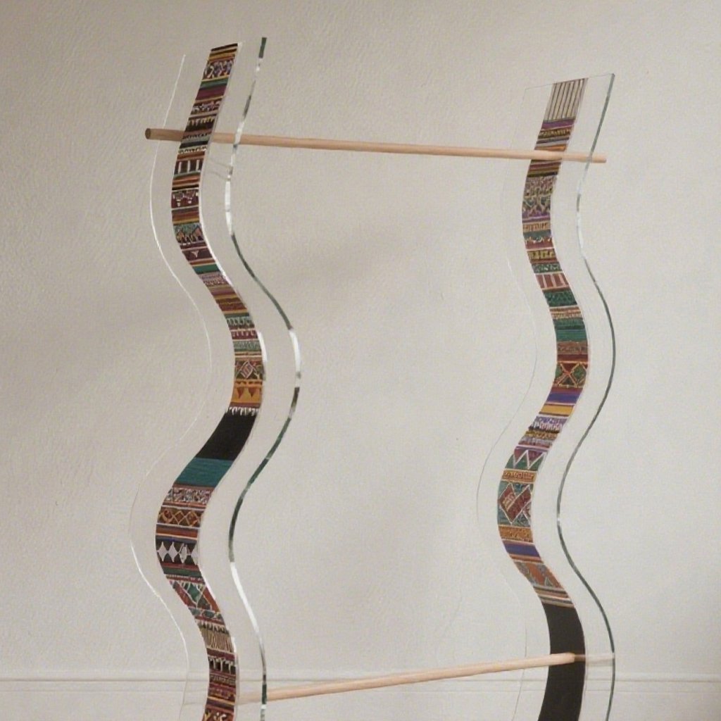 세련된 디자인의 물결 옷걸이 디테일