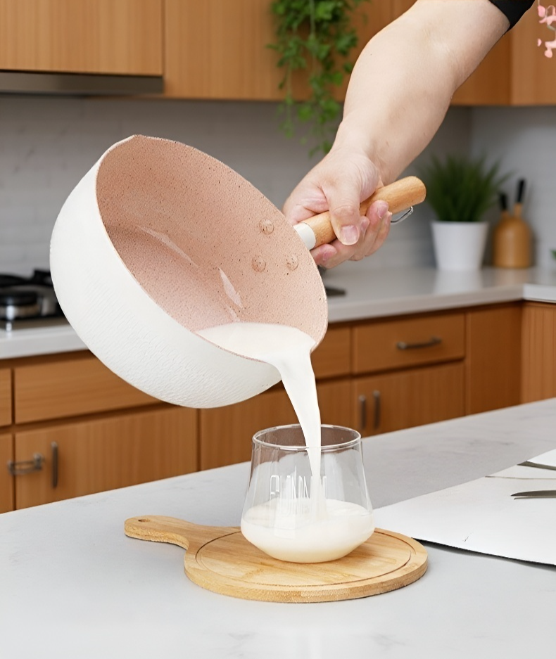 Olla pequeña para sopa sobre encimera de cocina