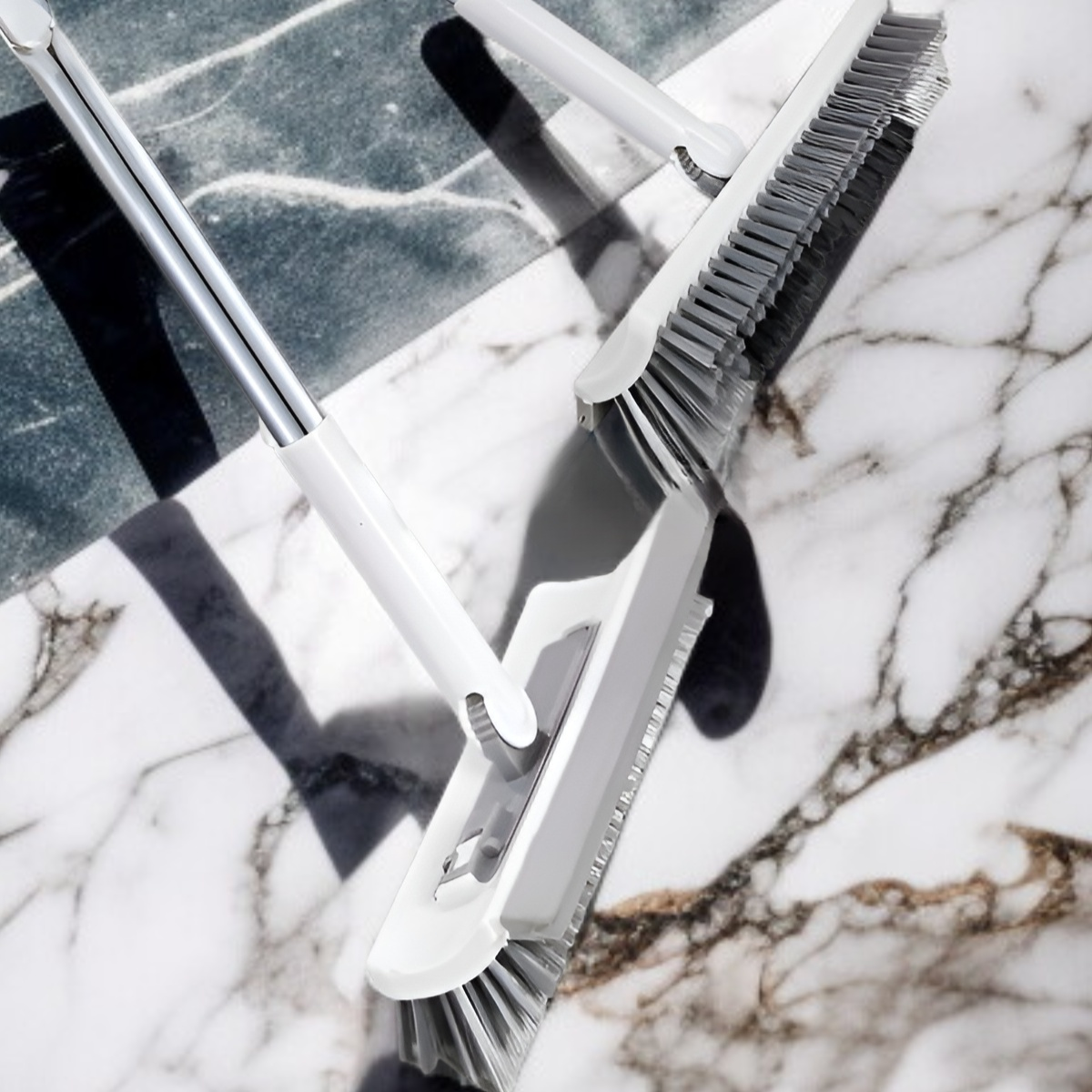 バスルームで使えるスクレーパー付き掃除ブラシ