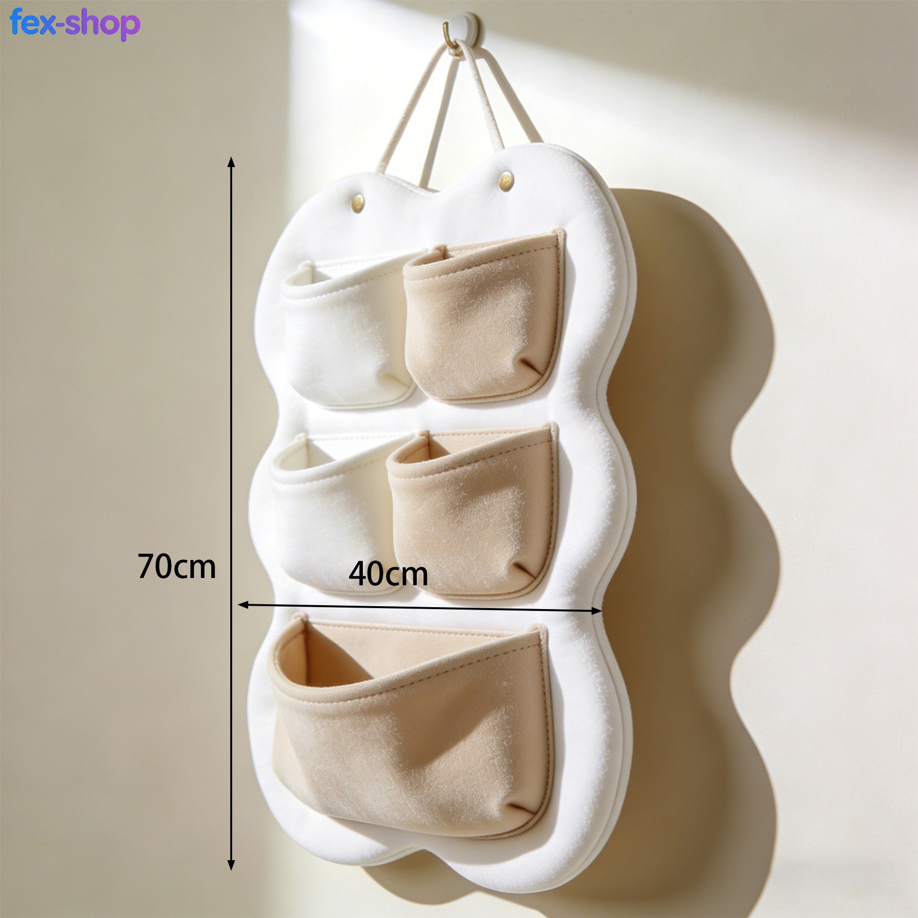 옷장에 걸린 벽걸이형 수납 가방 정리 모습
