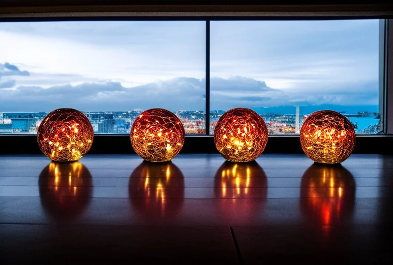 인테리어 포인트로 좋은 레드 볼 조명