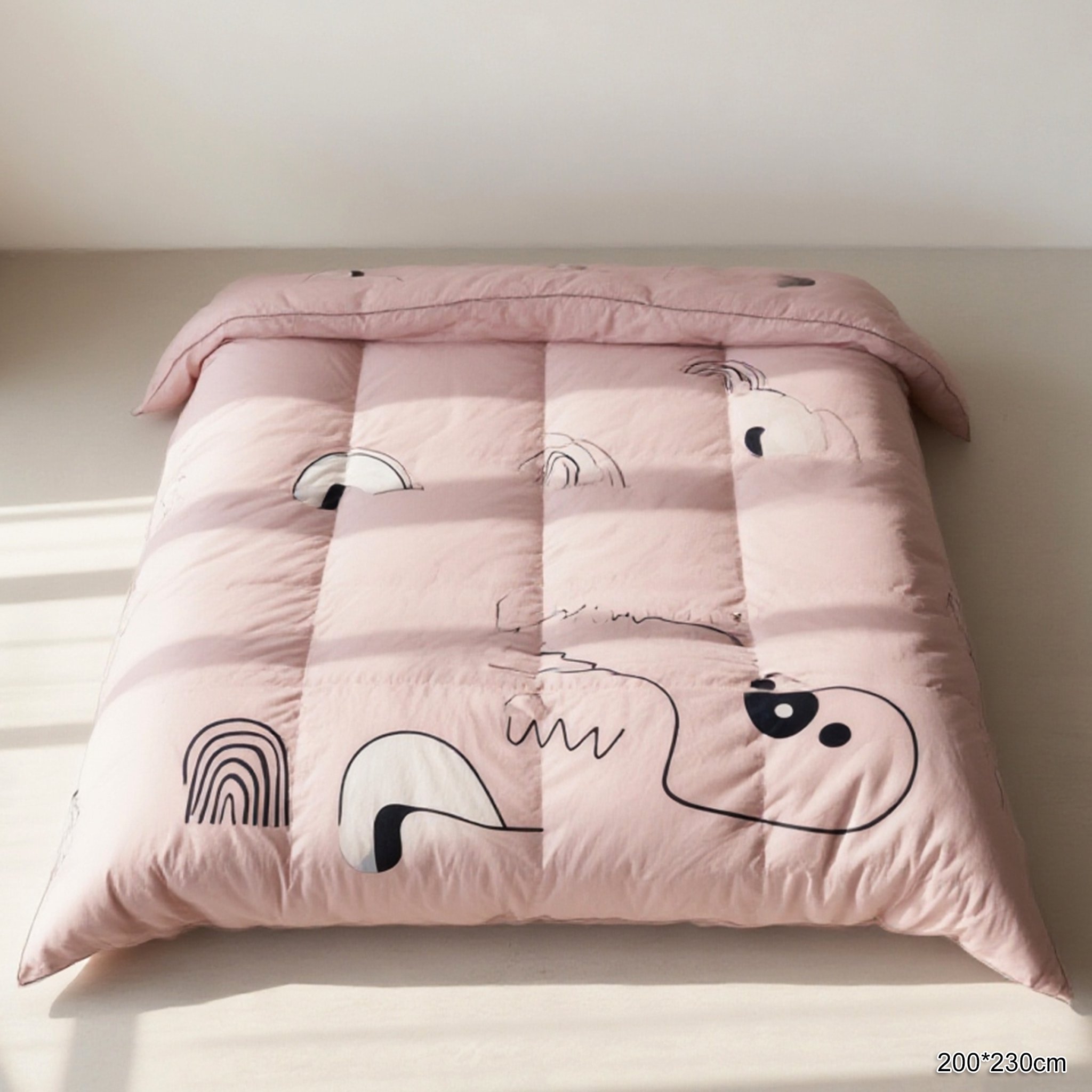 깔끔하게 정돈된 침대 위 순면 이불