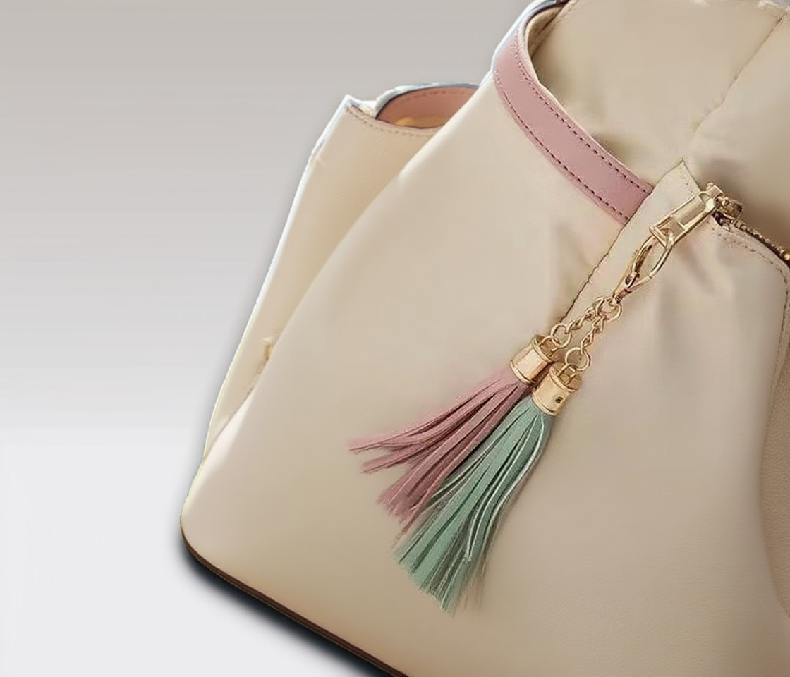 백팩의 측면과 후면 디자인