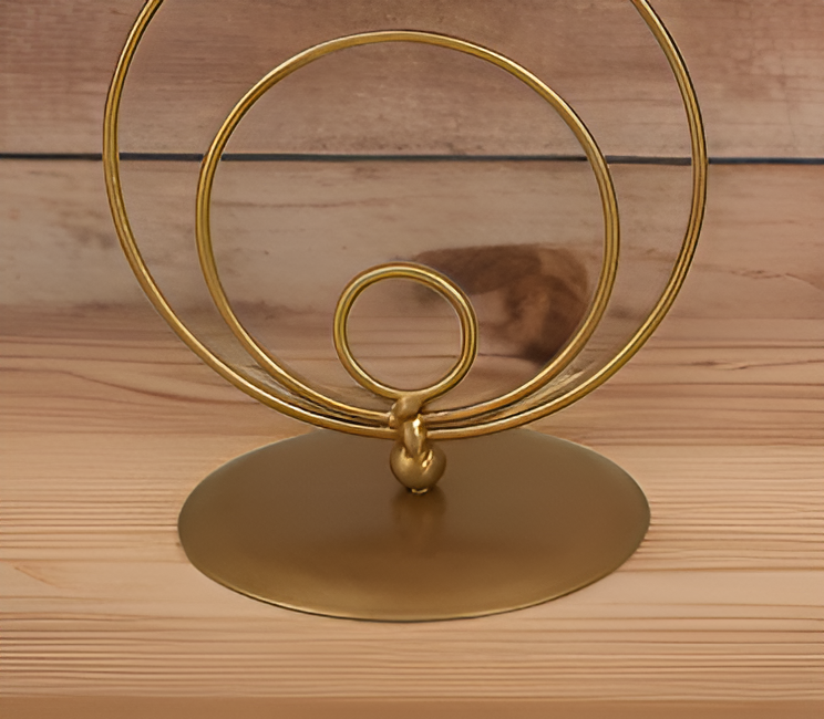 Candelabro decorativo alto con diseño artístico en metal dorado