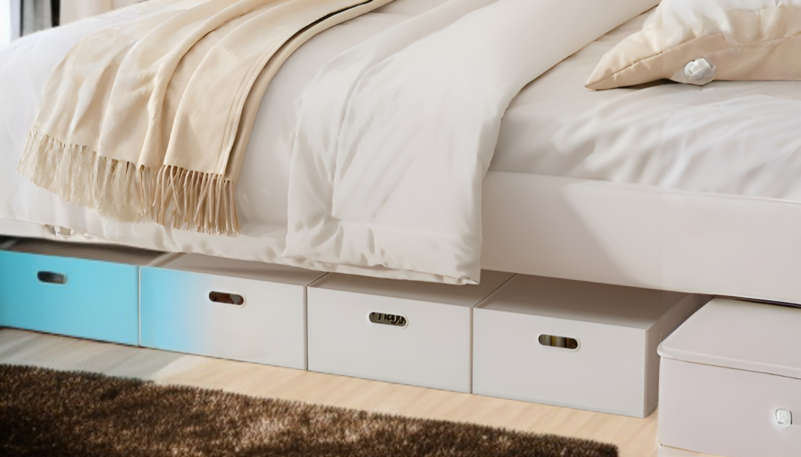 صندوق تخزين بلاستيكي أبيض متين