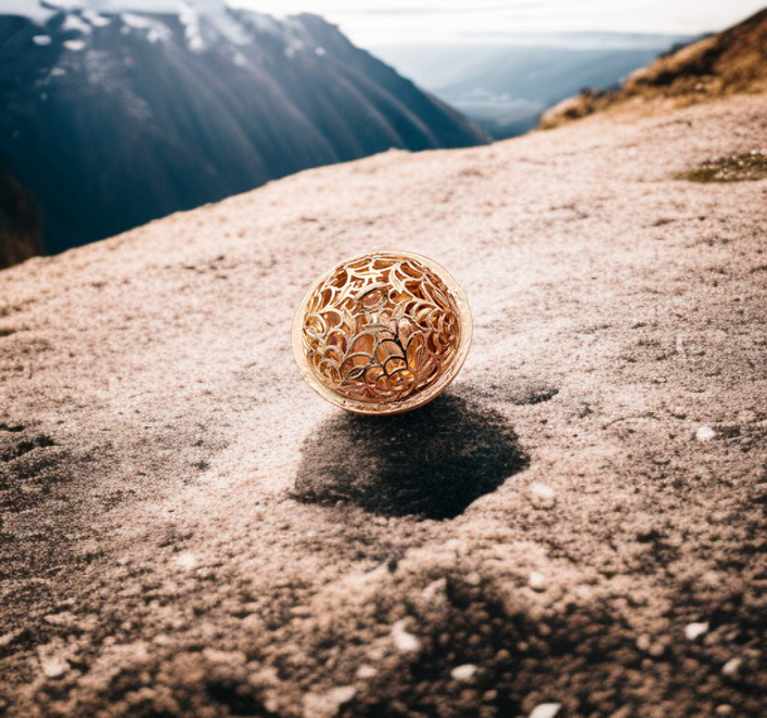 精緻鏤空鈴鐺鑰匙圈設計