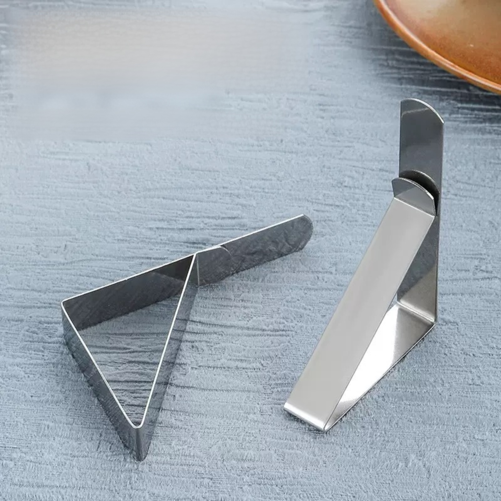 คลิปหนีบผ้าปูโต๊ะรูปสามเหลี่ยม ทำจากสแตนเลส
