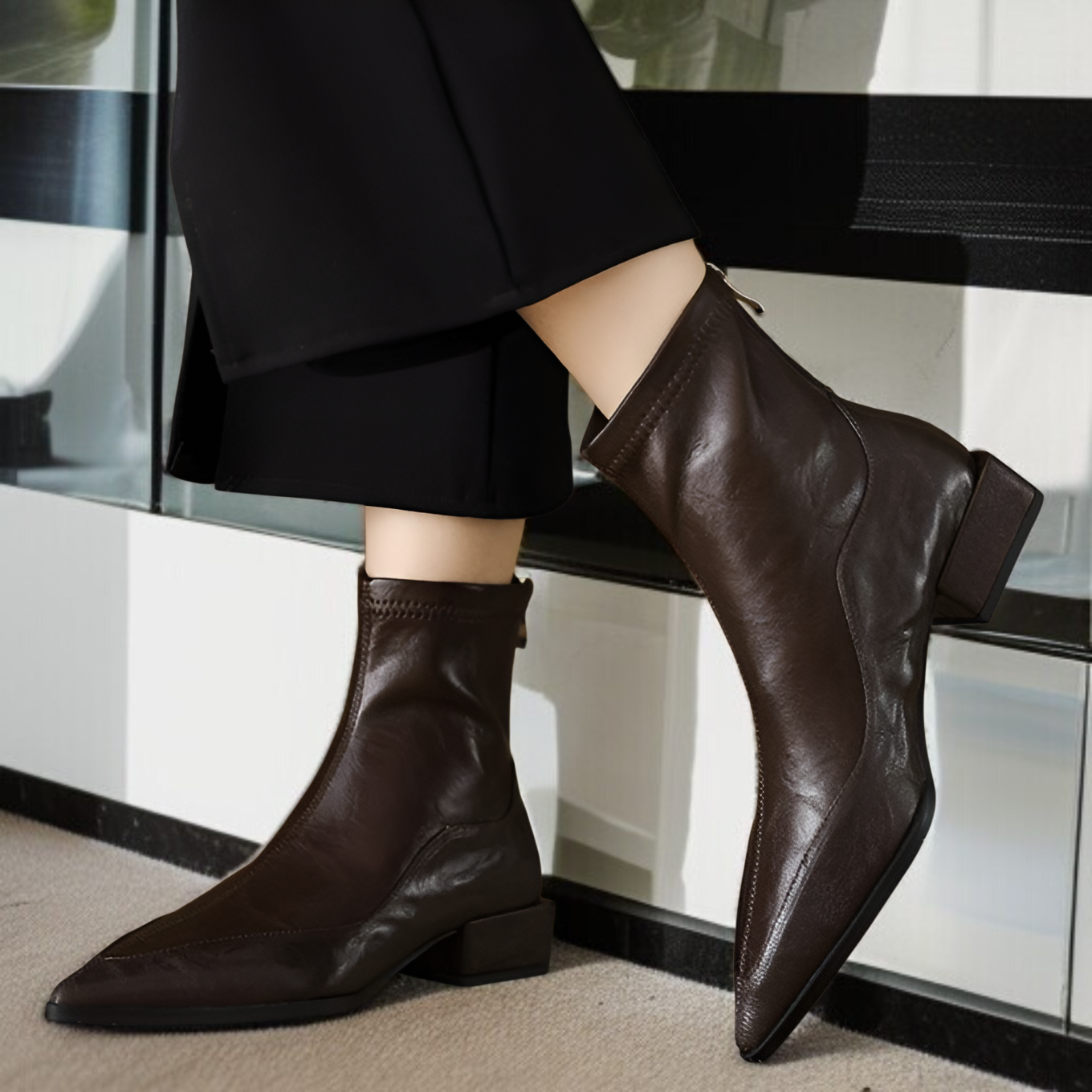 伸縮性素材の快適な履き心地を表現した画像