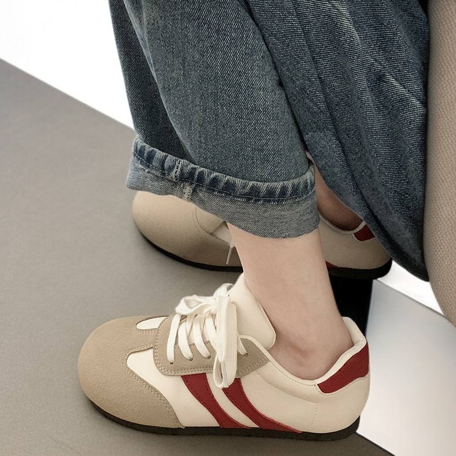 레트로하고 다재다능하며 가벼운 독일산 플랫 트레이닝화