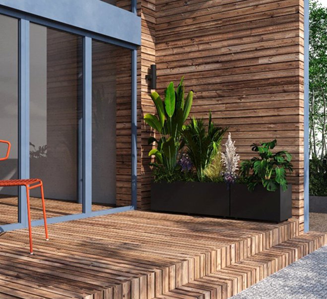 丸い金属製の植木鉢