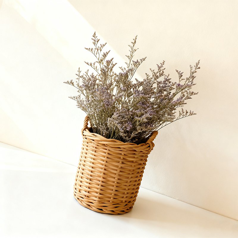 Detaliu aranjament flori naturale în coș elegant