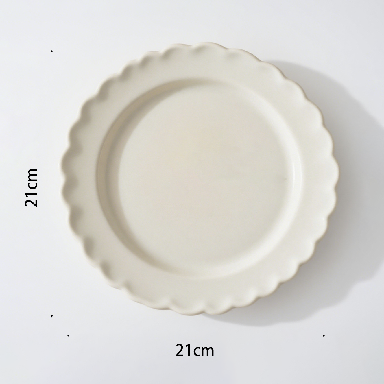 Detalle de platos decorativos en cerámica esmaltada