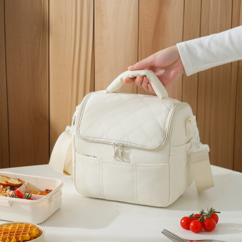 Caja de almuerzo con cierre hermético y diseño compacto