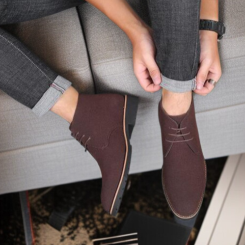 ポインテッドトゥデザインのメンズブーツ