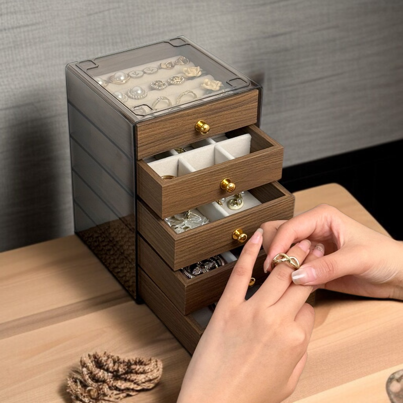 Interior multinivel de la caja de joyas mostrando compartimentos