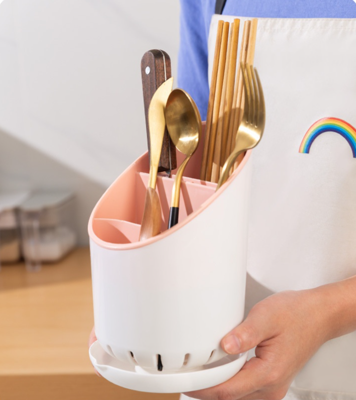 젓가락과 숟가락을 담은 플라스틱 젓가락꽂이