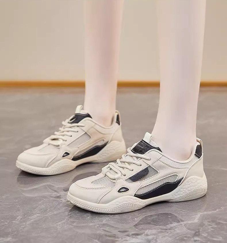 تفاصيل النعل السميك في الحذاء النسائي