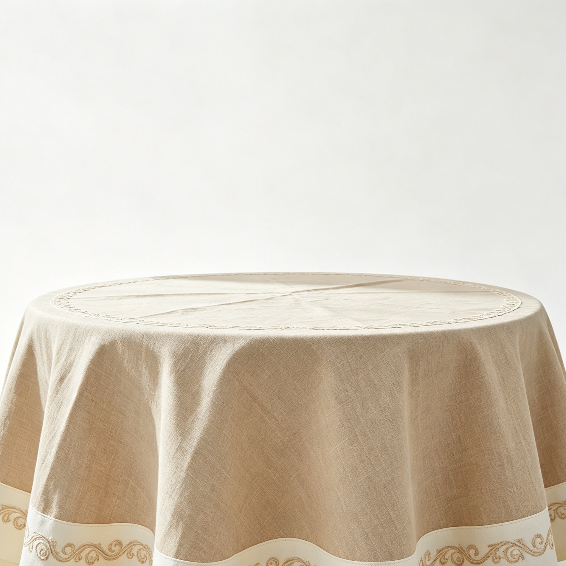 Nappe de table ronde étanche sur une table de salle à manger moderne