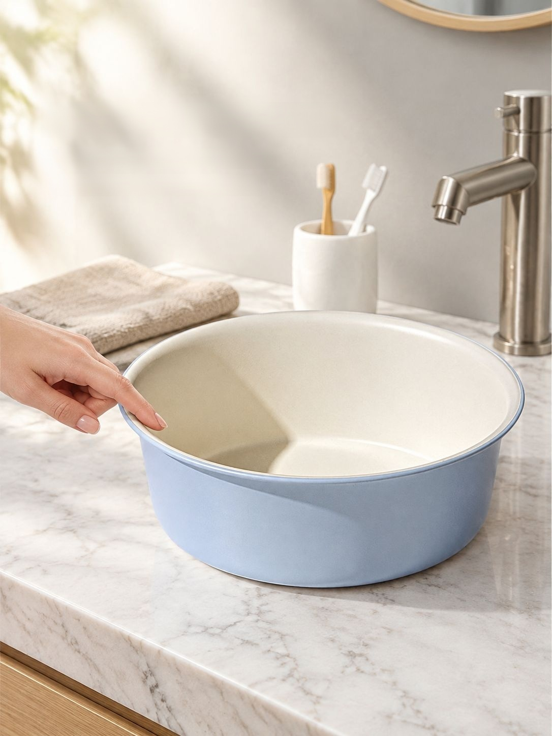 Lightweight, impact-resistant thickened wash basin for easy handling