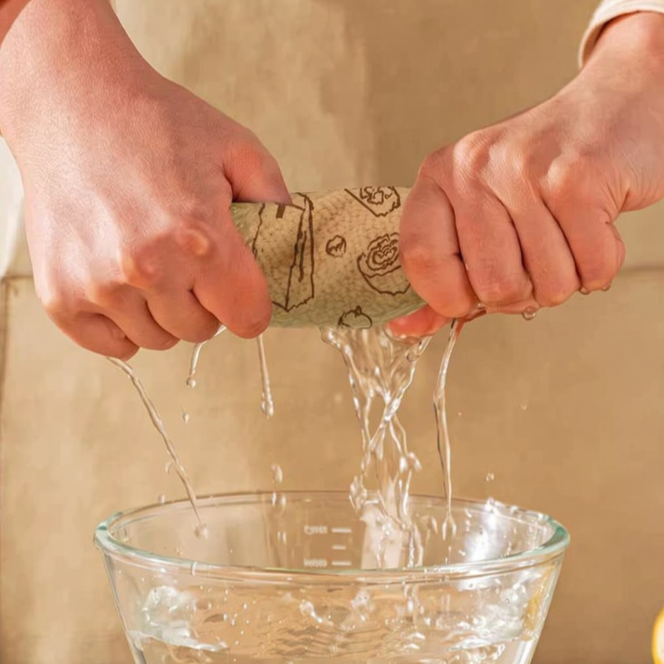 厚手で油が付きにくく、週に一度の研磨作業に適した、ちぎり取り式の食器拭き布。乾拭きにも水拭きにも適しています。