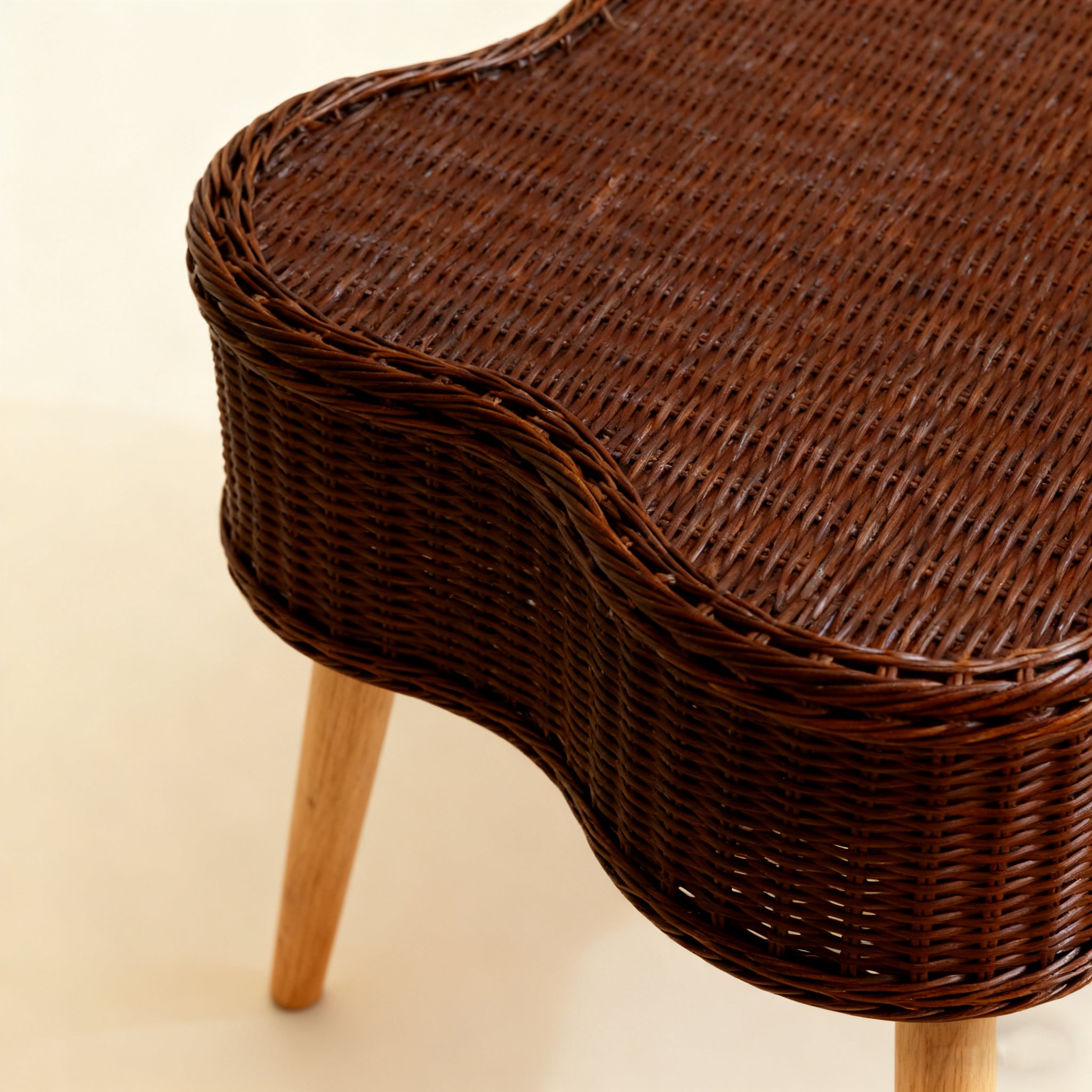 โต๊ะสไตล์โมเดิร์น สะท้อนความเป็นตัวเอง