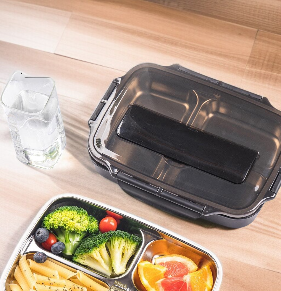 도시락에 다양한 음식 담은 모습