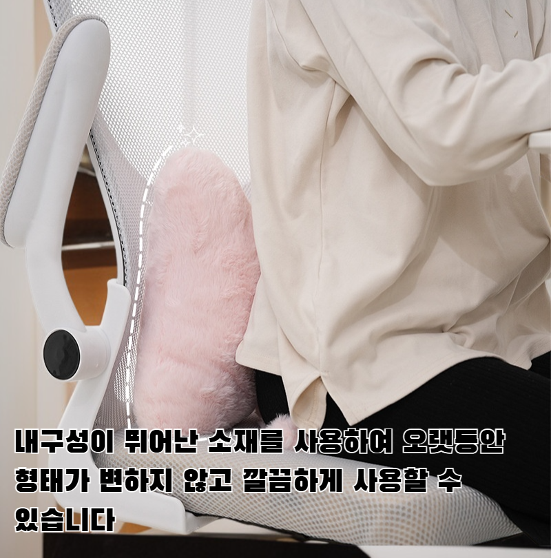 여러 각도에서 본 핑크 리본 인조 토끼털 쿠션