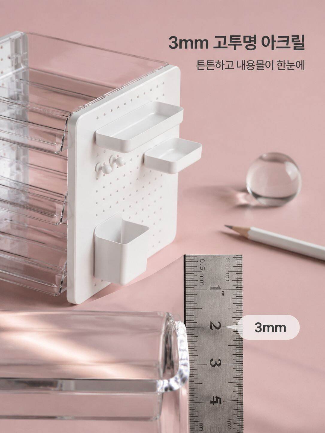 여러 칸으로 나뉜 수납 선반 구조