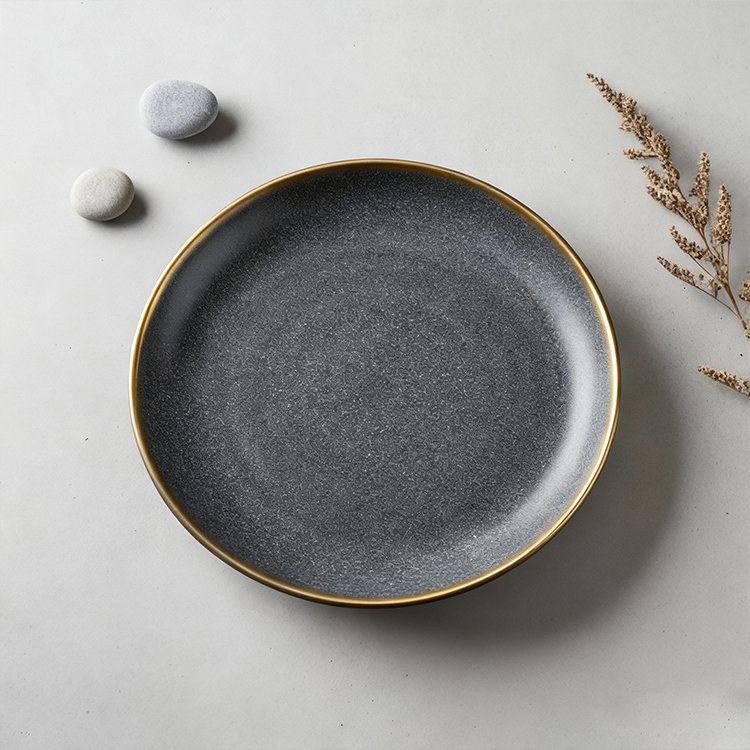 Černý keramický talíř se zlatým okrajem