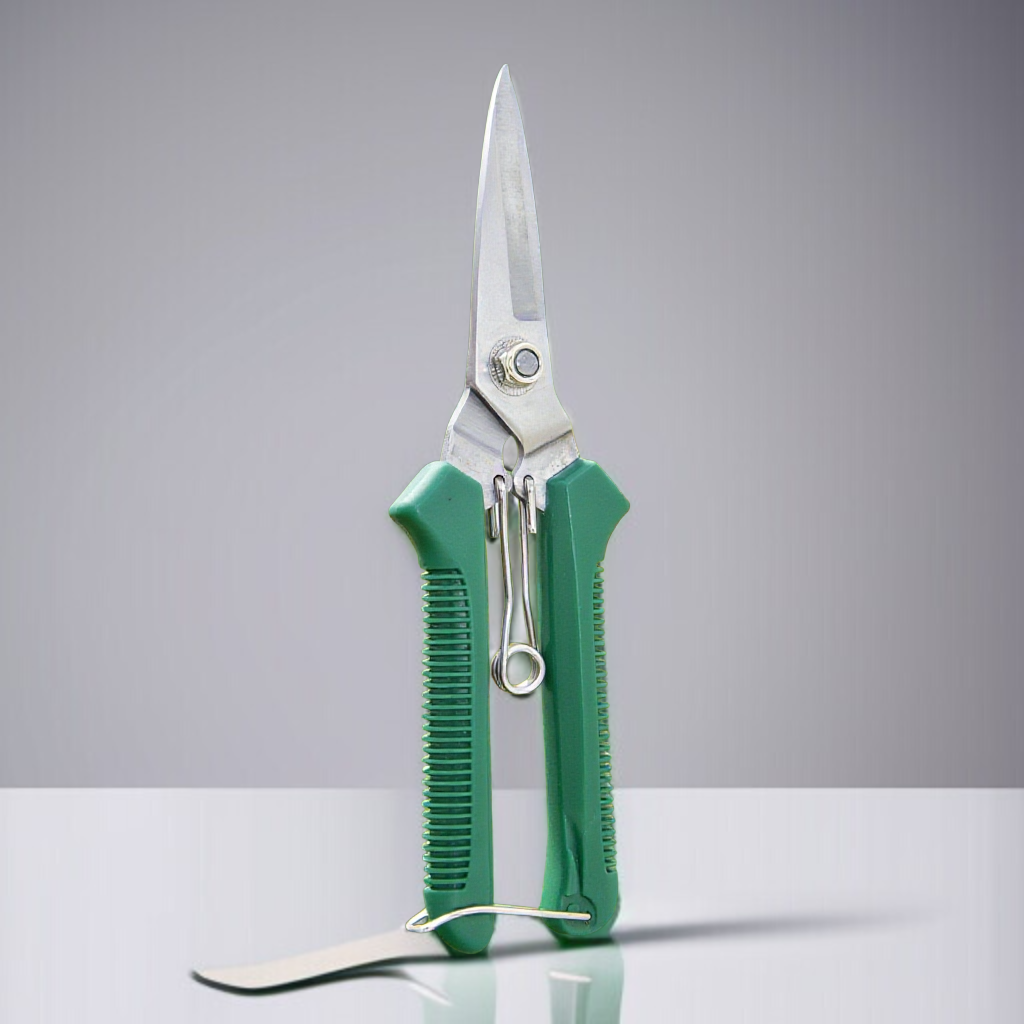 과일 나무 가지치기 작업 중인 가위