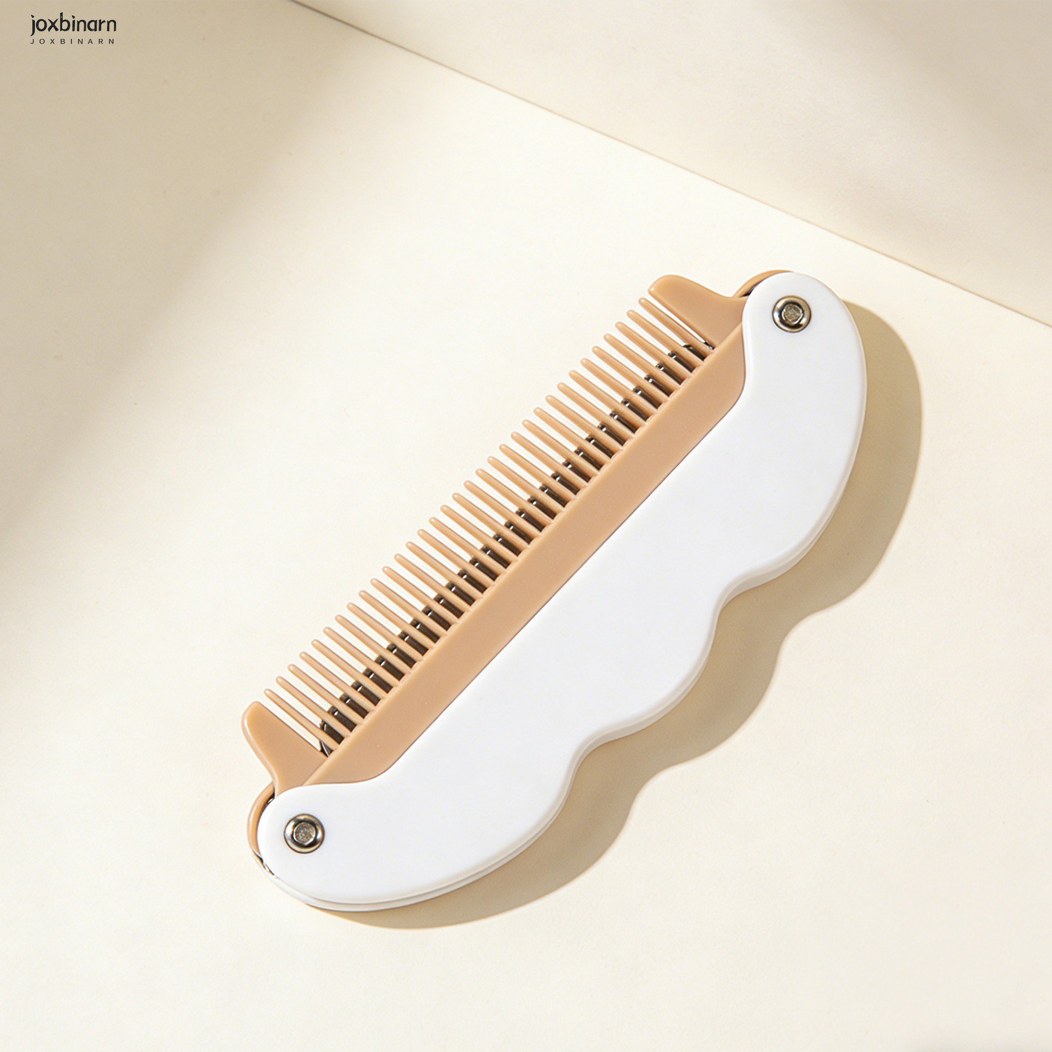 コンパクトに折りたためる旅行用コームの使用例