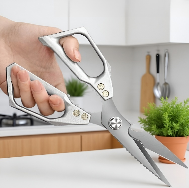 다용도 고강도 가위의 사용 예시