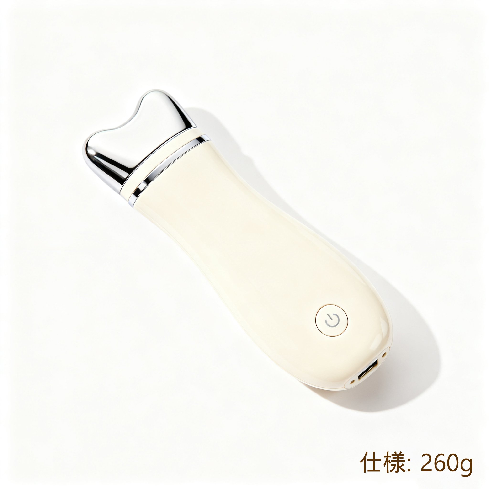 美顔器を使用する女性モデル