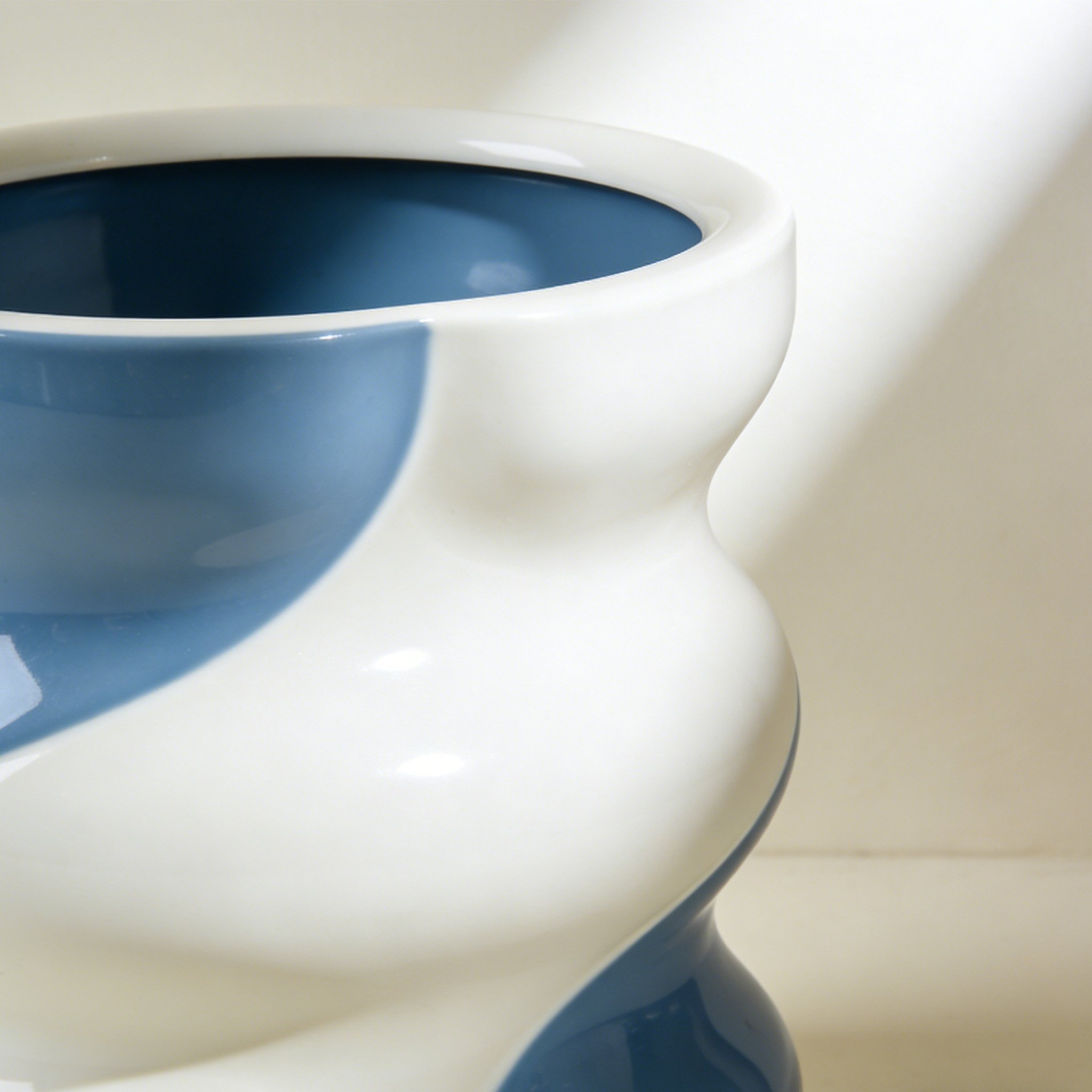 심플 디자인의 세라믹 컵