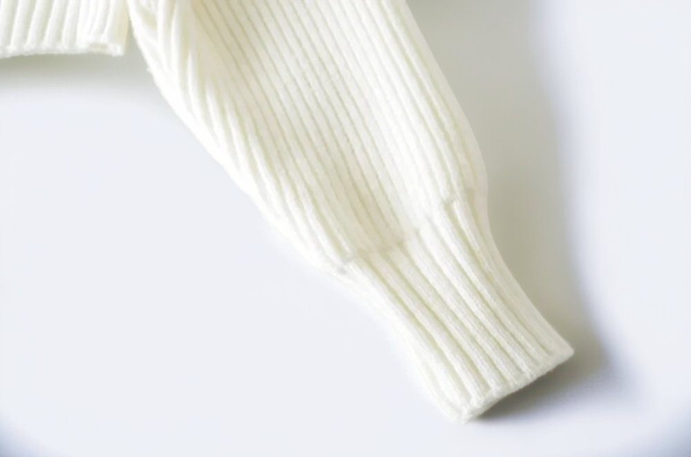 カジュアルスタイルのセーター着用例