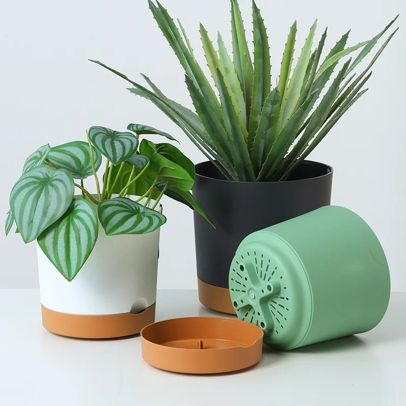 Plastic self watering flowerpot