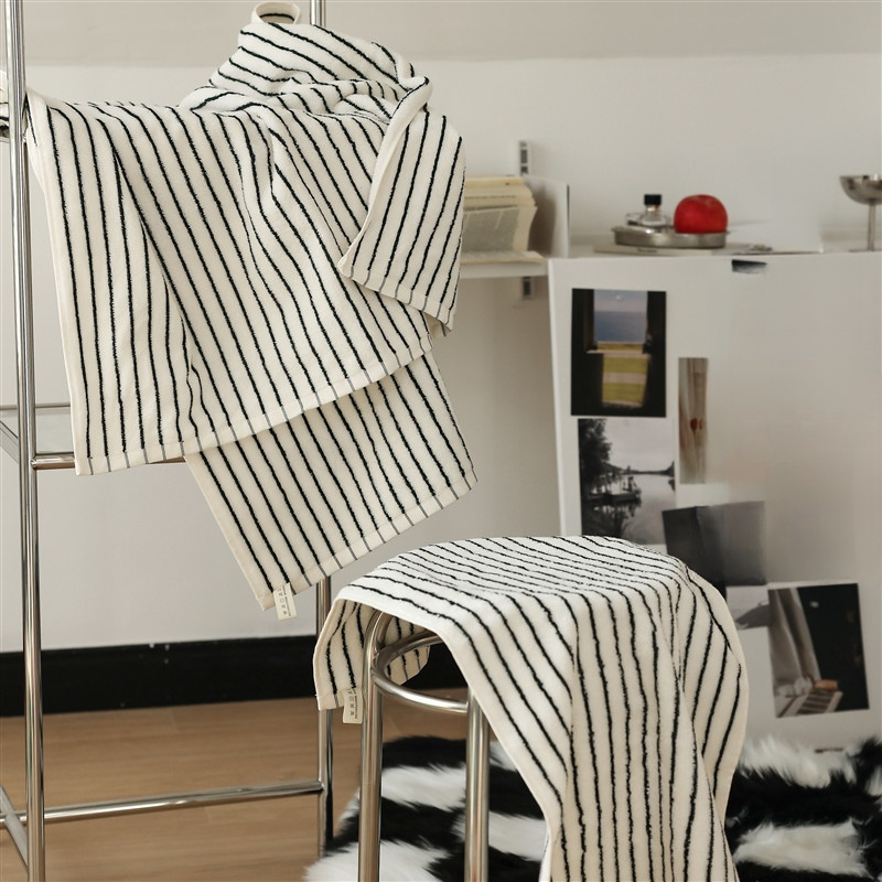 ผ้าขนหนูลายทางทำจากผ้าฝ้ายหวี