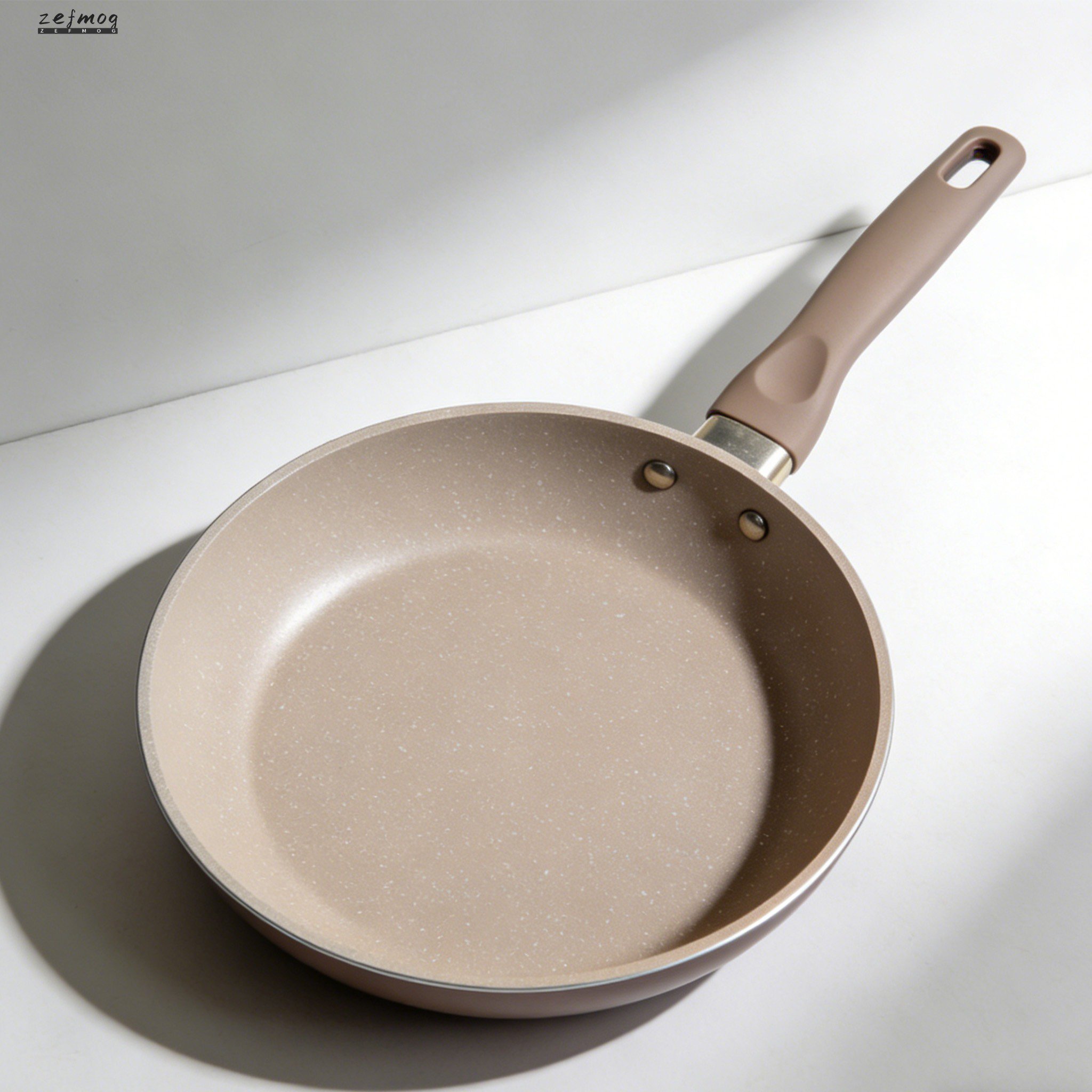 ノンスティック加工の多目的フライパン