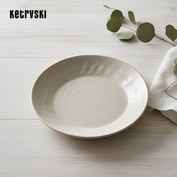 크리미한 흰색의 심플한 세라믹 접시 (2개)