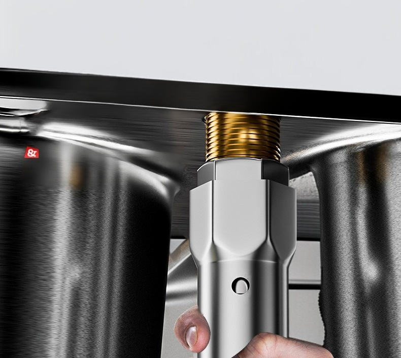 편리한 탈부착 작업을 시연하는 렌치 활용 예시