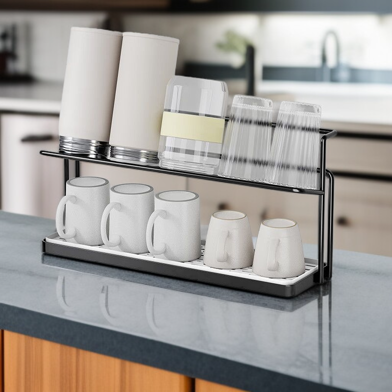 다양한 크기의 컵을 담은 다기능 홀더