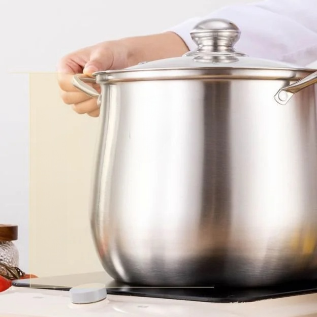 Fond épais de la casserole pour une meilleure diffusion de chaleur