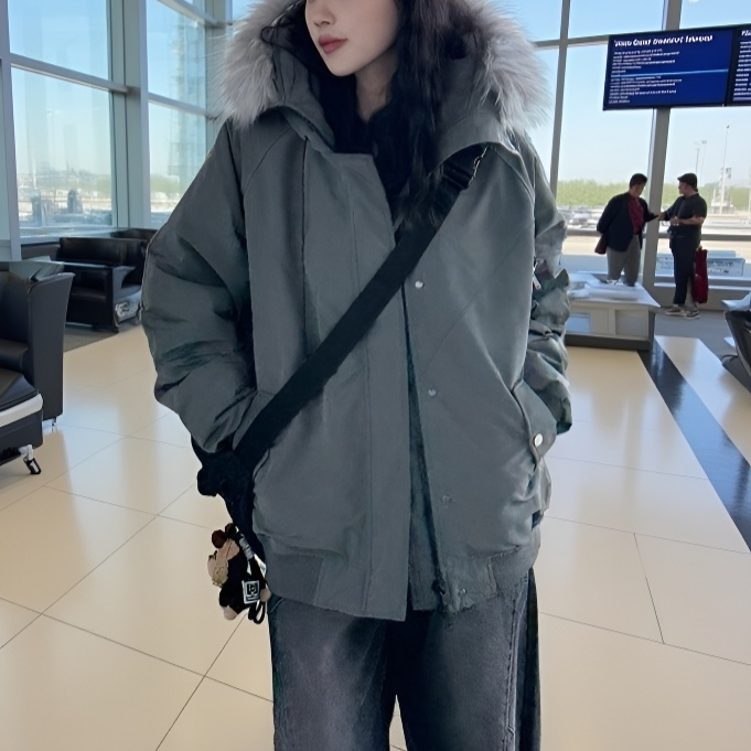 おしゃれな大きいファー付きコート前面